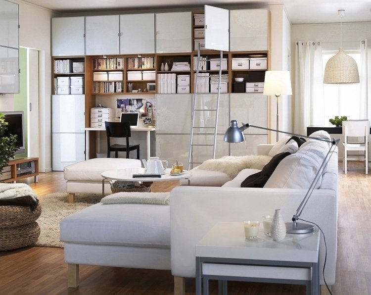 mai multe surse de lumină ajută energia pozitivă - chi - să curgă feng-shui-living-mobilier-perete-raft-canapea-lampa-alb-de-citit-camera-urmatoare-planta-camera