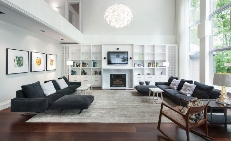 Living în plan deschis Mobilier camera de zi Feng Shui -negru-alb-lemn-podea-perete raft-televizor-lampă-fereastră-mare-rotundă