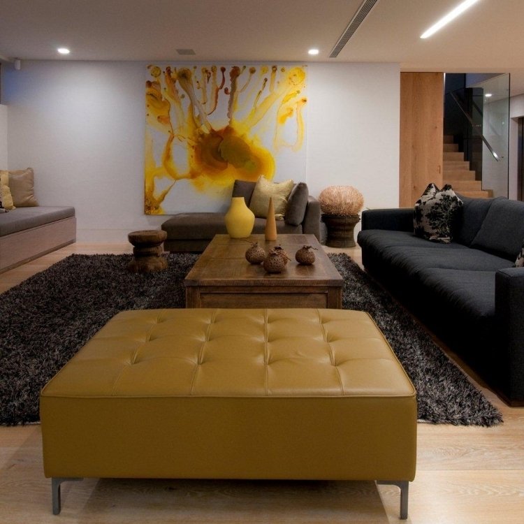 Accente de culoare în decor pentru o senzație mai confortabilă Mobilier camera de zi Feng Shui -deschidere-maro-mustar-galben-poza-mare-covor-decor-scaun