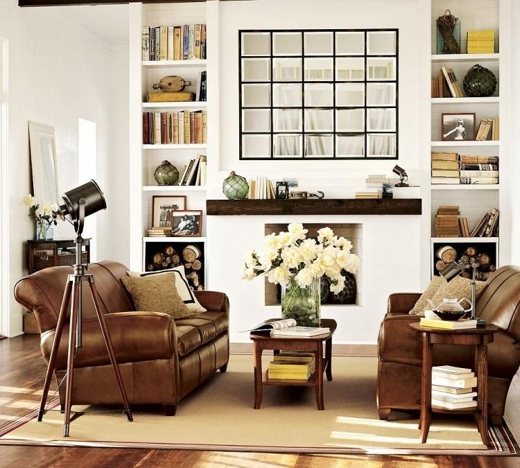 două canapele din piele în mijlocul camerei feng-shui-living-mobilier-din-piele-canapea-fotoliu-kami-deschis-trandafiri-alb-vase-carti