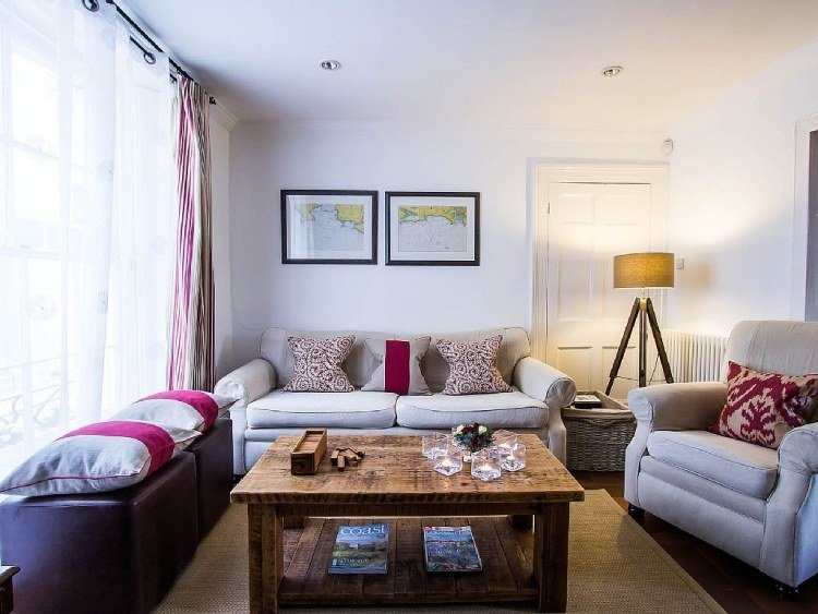 design frumos al sufrageriei mici feng-shui-living-mobilier-camera-mica-canapea-fotoliu-lenjerie-tapiterie-perna-model-covor-bambus-lemn-masuta-de-cafea