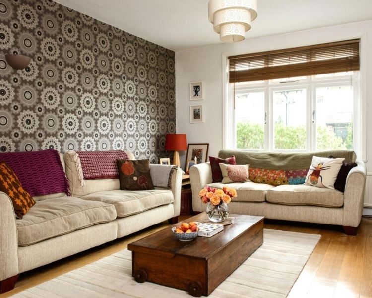 Tonurile pământului creează o atmosferă confortabilă feng-shui-living-mobilier-canapea-lenjerie-tapițerie-covor-fereastră-tapet-perne-colorate