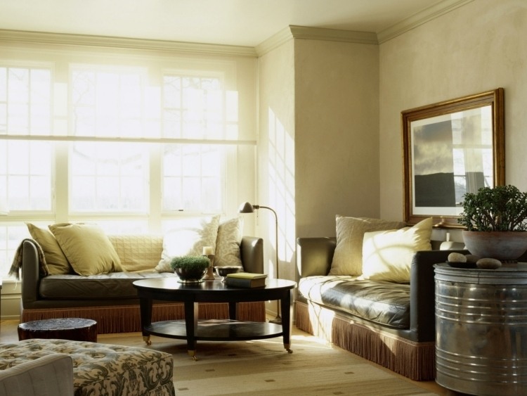 două canapele identice și o măsuță de cafea rotundă în mijloc feng-shui-living-mobilier-canapea-piele-masuta-cafea-perne-rotunde-deco-fereastra-imagine-lumina