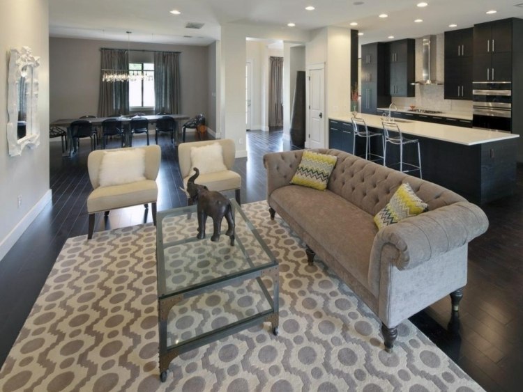 Proiectați camera de zi ca o cameră de trecere conform Feng Shui feng-shui-living-mobilier-canapea-gri-fotoliu-perna-model-pufos-bucatarie-schwary