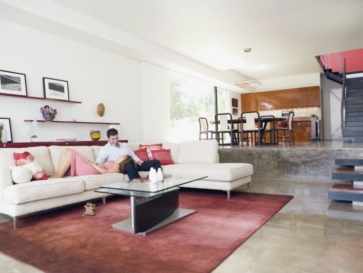 design interior frumos în tonuri calde Conform Feng Shui mobilier camera de zi -decorarea-canapea colț-covor-bordo-scări-zonă de luat masa-raft-scări-măsuță de cafea