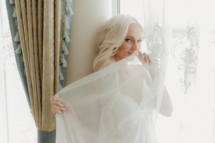 rochie de noapte frumoasă pentru lenjerie de corp din țesătură albă transparentă