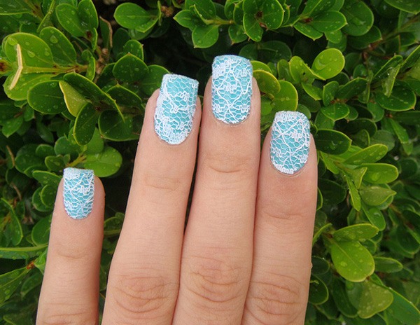 Ideea pentru manichiura unghiilor în albastru cu bijuterii cu unghii cu vârf alb Unghii-manichiură-albastru-vârf-motiv-ca-un-bijuterii