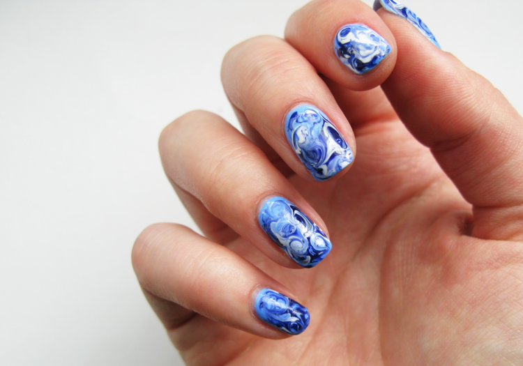 Design albastru cu efect de marmură design unghii efect marmura-albastru-alb