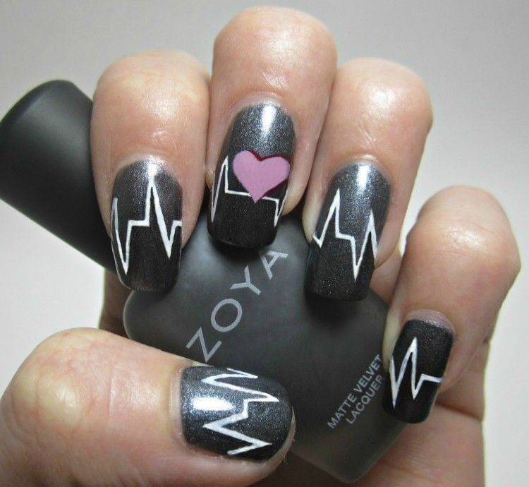 Diagrama inimii cu o inimă mică pe un fundal negru nail art-design-black-glitter-heart-diagram-white-contour