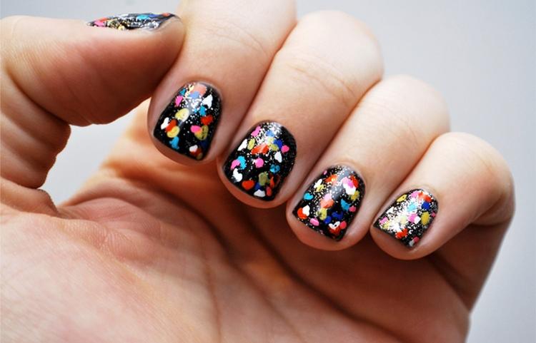 puncte colorate chatic și sclipici pe un fundal negru nail-art-design-black-color-dots-glitter-blotches-easy