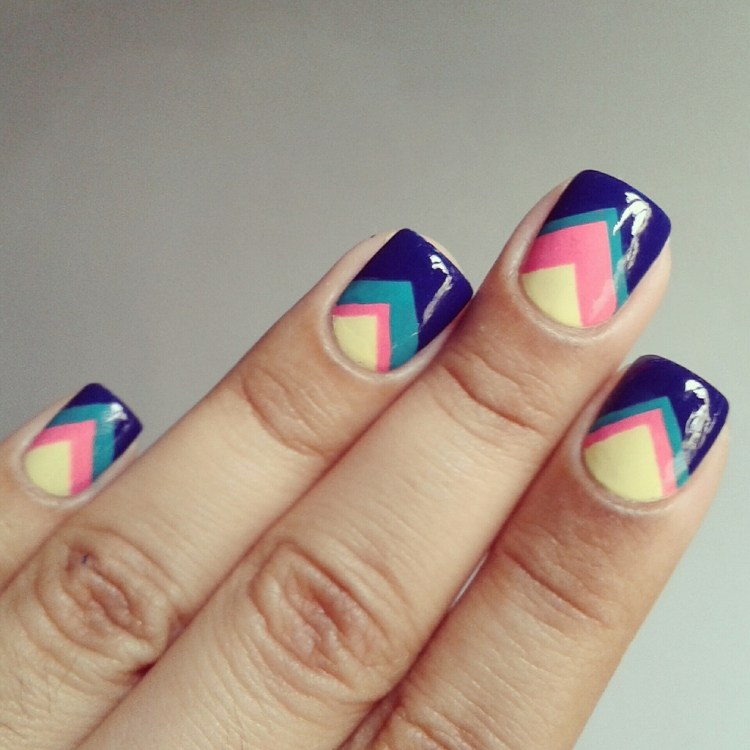design elegant al unghiilor în culori plăcute și modele geometrice Nailart-model-design-albastru-închis-bebeluș-roz-galben-deschis-idee-creativă-elegantă