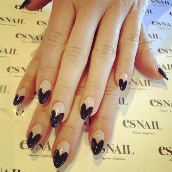 Unghii ascuțite cu design francez în formă de inimă, negre Nailart-design-sfaturi-unghii-negre-inimă-franceză