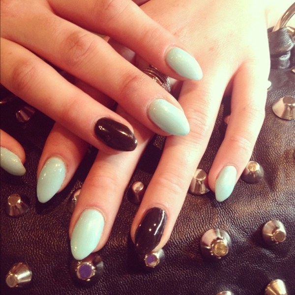 cuie stiletto scurte în negru și verde pastel Drăguț-cuie-scurte-negru-pastel-verde-bricolaj