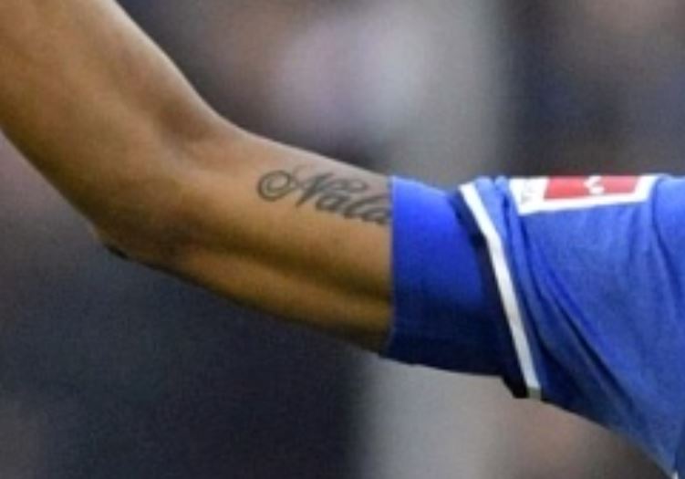 Naldo rukom piše tetovažu