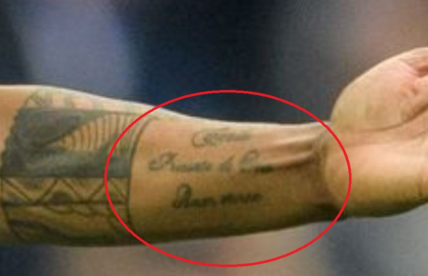 Naldo lijevom rukom piše tetovažu