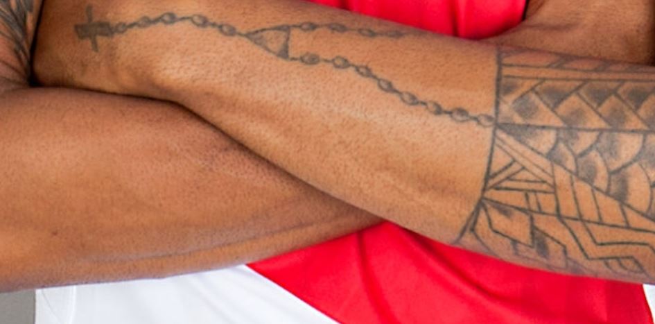 Naldo krunice perle i tetovaža s križnim privjeskom