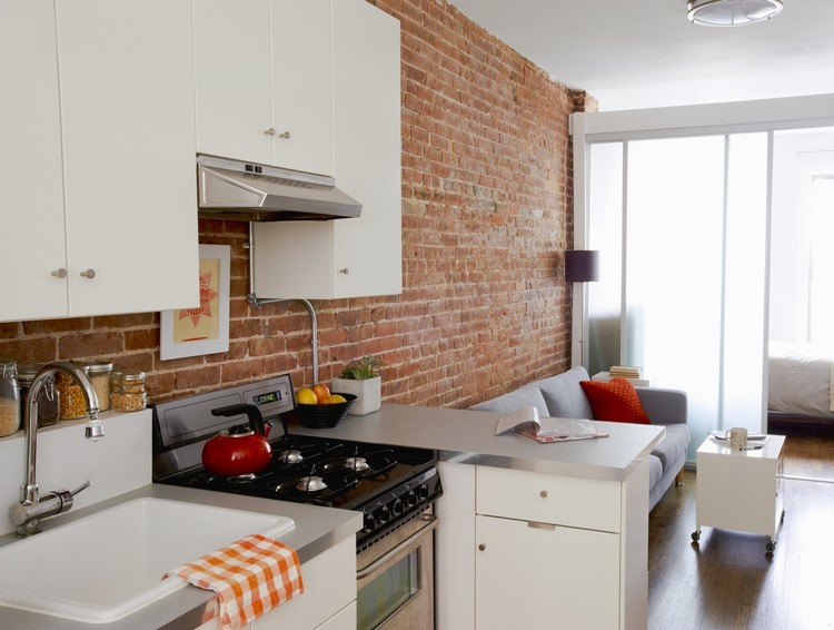 perete de cărămidă roșie și dulapuri albe ale bucătăriei piatră naturală-bucătărie-roșu-cărămidă-perete-living-bucătărie-alb-barieră