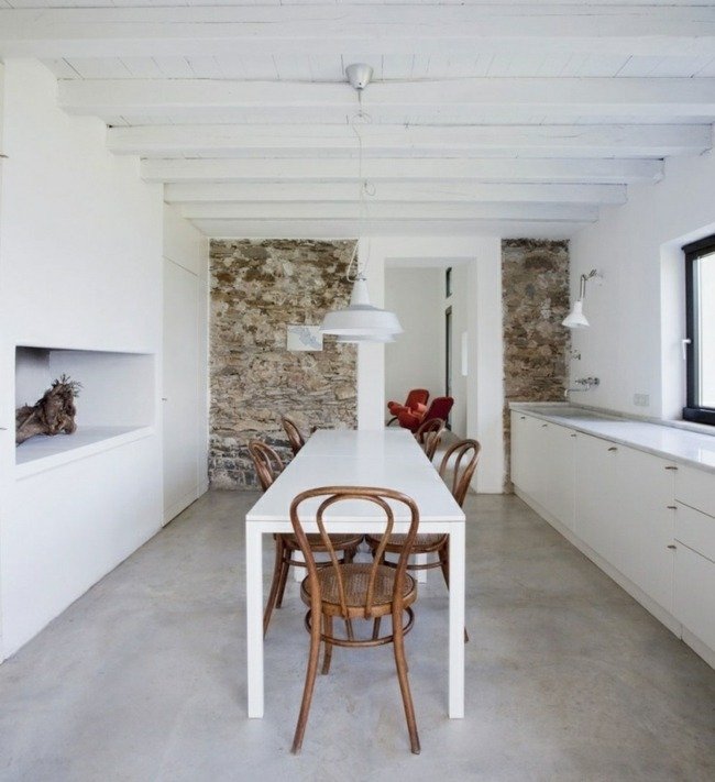 Perete din piatra naturala bucatarie design mobilier alb Perete de piatră naturală design bucătărie grinzi de lemn înguste