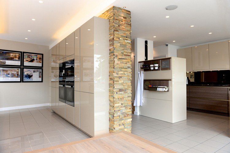 Perete în bucătărie cu cărămizi orientate Piatra naturală în bucătărie -accent-bucătărie-dulap-cremă-lucioasă