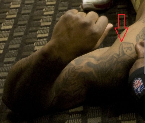 Navarro Bowmano kairiojo peties tatuiruotė