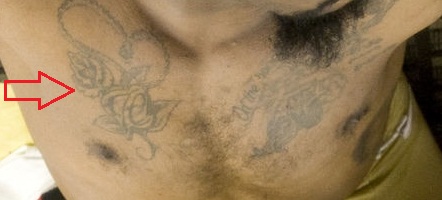 Navarro Bowmano krūtinės tatuiruotė