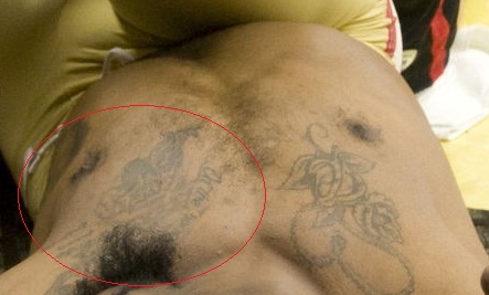Navarro Bowmano krūtinės tatuiruotė