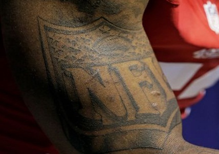 Navarro Bowmano kairės rankos Nfl vėliavos tatuiruotė