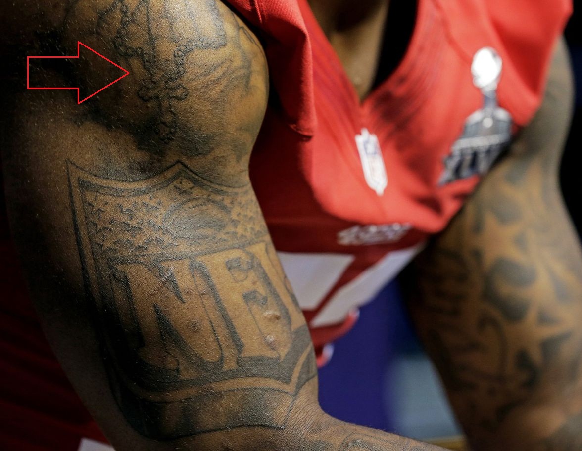 Navarro Bowmano pečių kryžiaus tatuiruotė