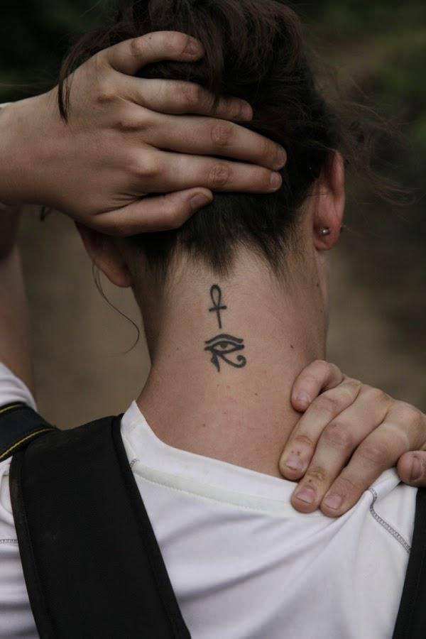 Jednostavna tetovaža jednim okom na vratu za djevojčicu