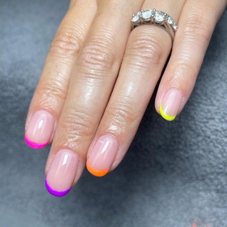 franceză de vară neon pentru unghii scurte