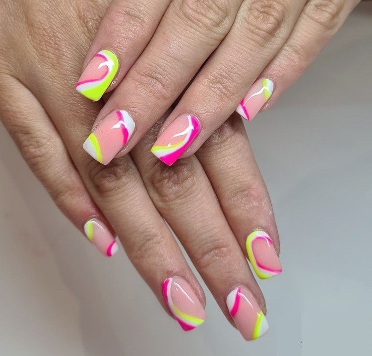 unghii neon de vară în roz și galben cu spațiu negativ