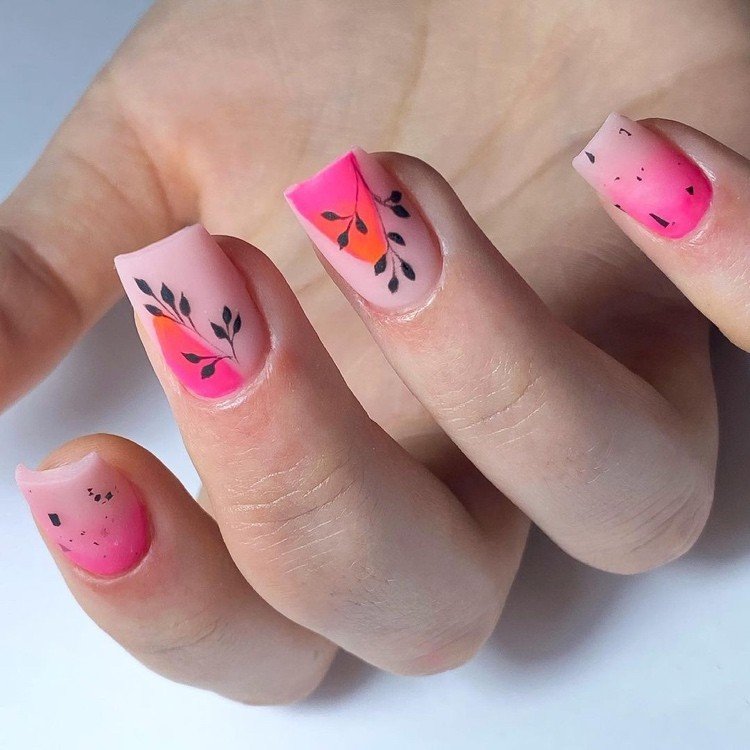 unghii scurte de neon mat în nud, roz și portocaliu