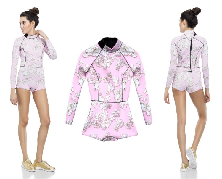 costum moale roz cu imprimeuri de flori albe costum-femei-scurte-roz-albe-flori