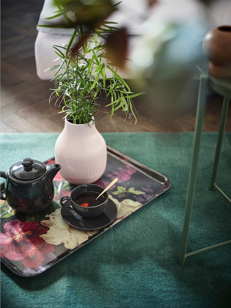 tava pristella cu mâncăruri negre cu imprimeu floral