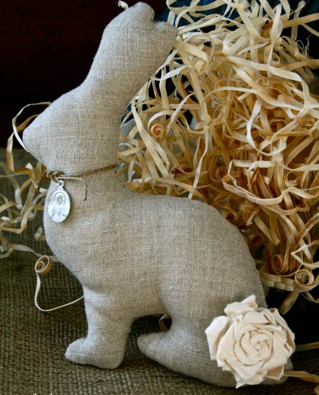 Iepurașii de Paște decorează Paștele din living rustic cu imaginație Livingul Paștele decorează cu imaginație țesătura din paie