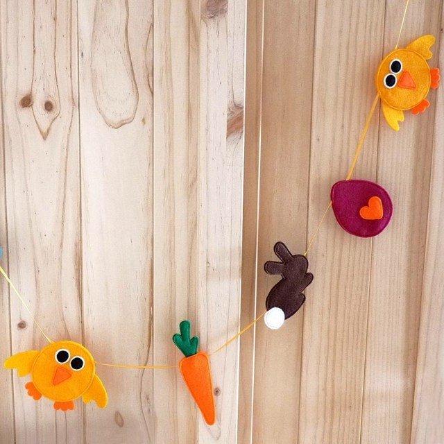 Ornamente cu idei de ghirlandă de pepinieră simțite morcovi de Paști Idei de ornamente simțite de Paște morcovi de Paști iepuraș de pui