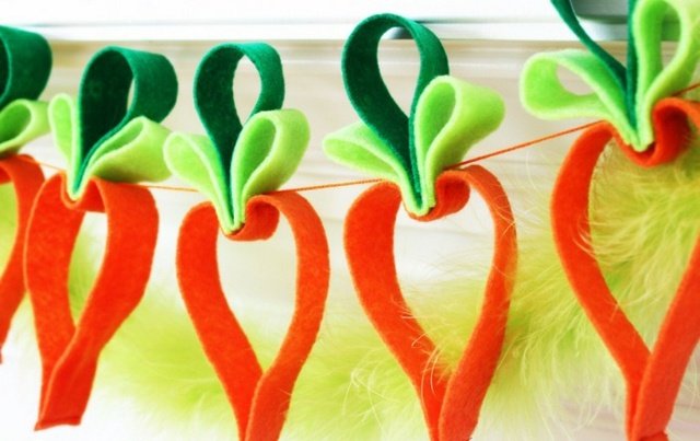 Ghirlanda din pâslă clipește împreună modelul morcovului împreună morcovi motiv de model instrucțiune