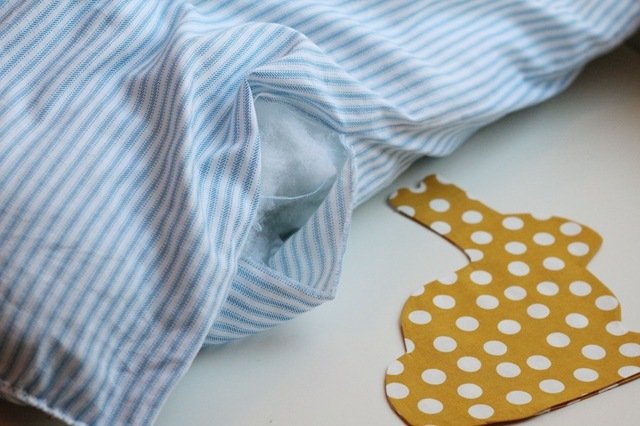 Perna de iepuraș de Paște umplând instrucțiuni din vată de Paște instrucțiunile de umplere a vatelor sărbătoresc pasul 4 de Paște