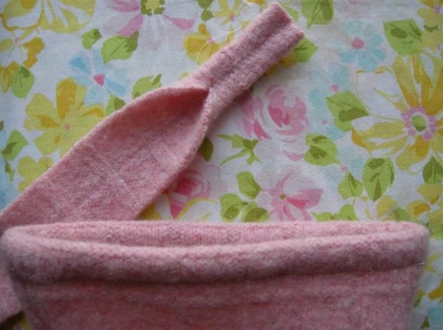 Instrucțiunile despre coșul de Paște atașează mânere Instrucțiuni pentru atașarea mânerelor Pasul 4