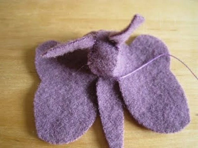 Instrucțiunile de cusut de Paște se amestecă rapid cu corpul iepurașului de Paște Instrucțiuni rapide Detaliile corpului iepurașului de Paște Pasul 3