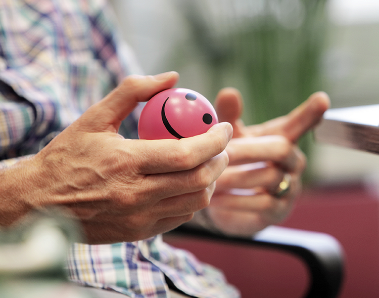 Scapă de atingerea feței cu o minge de stres