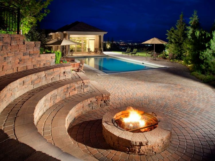 Șemineu într-o zonă de relaxare care amintește de un amfiteatru focuri-de-foc-pentru-gradina-de-design-originale-banci-amfiteatru