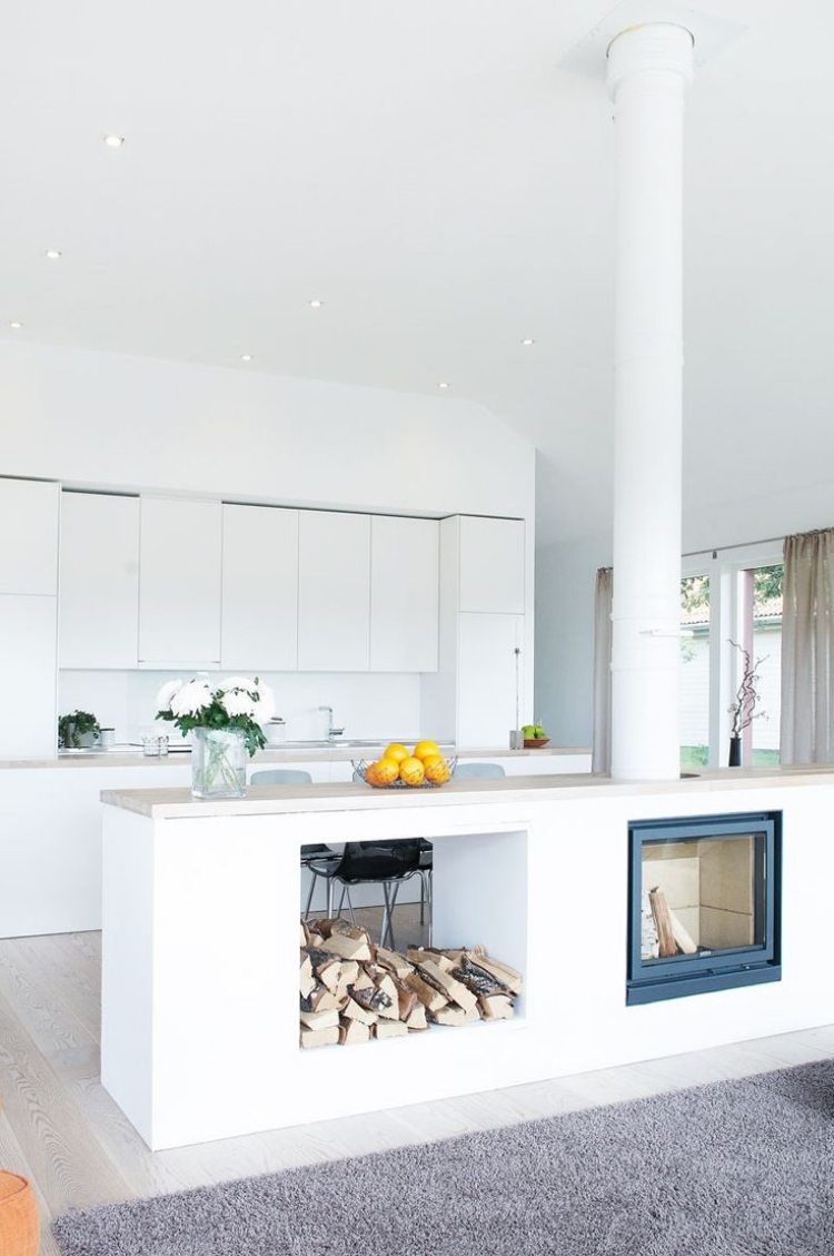 Design scandinav cu spații deschise albe semineu deschis-alb-central-pardoseala din lemn-mobilier-stil minimalist-scandinav