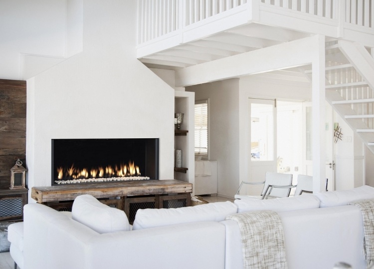 privirea la foc este întotdeauna confortabilă șemineu deschis-alb-lemn-canapea-scări-design-scandinav-modern
