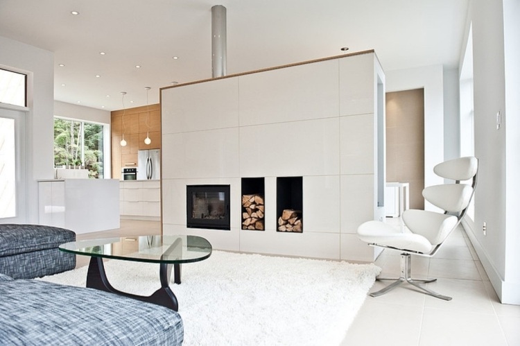 Proiectați spații de locuit decorative și moderne cu un KAmin deschis șemineu-decorativ-central-central-integrat-cu-mochetă-podea-fotoliu-covor-cpuch-masă-de-sticlă