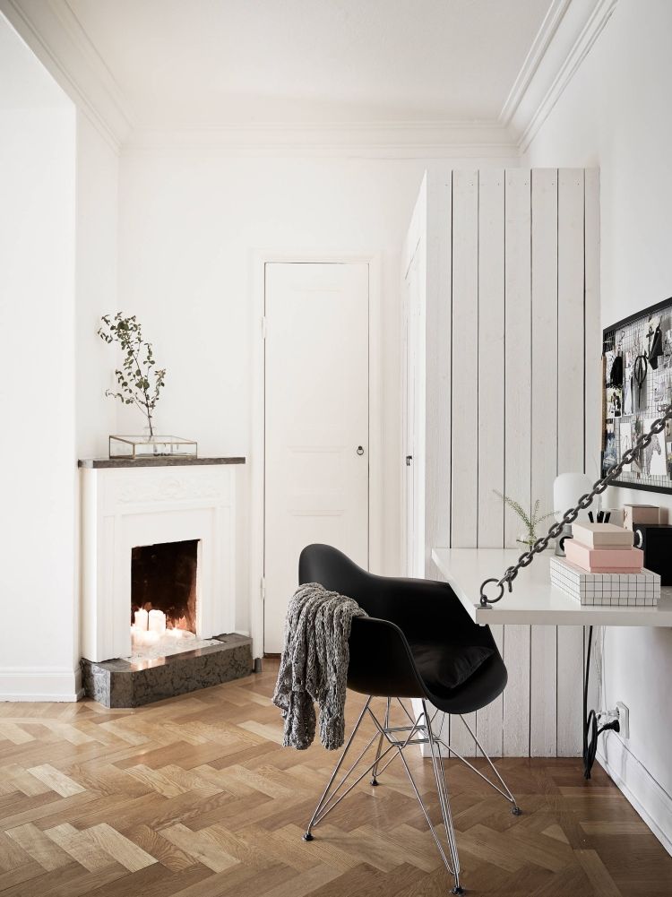 Spațiu de lucru în stil scandinav cu șemineu decorativ semineu deschis-parchet-birou-parchet-fotoliu-scaun-plastic-birou-design-modern-scandinav