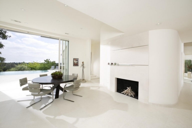 design minimalist în alb și șemineu deschis Șemineu modern-minimalist-alb-scaune-în-consolă-tapițat-cu-masă-rotund
