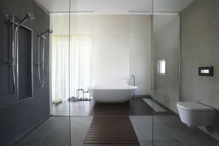 cabină de duș cadă deschisă podea din lemn toaletă