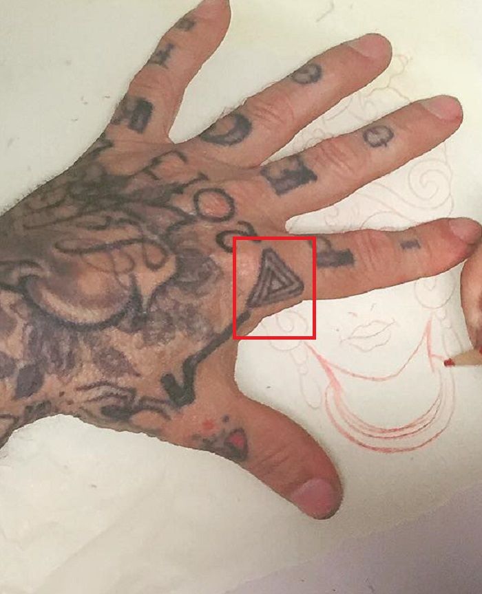 tatouage main gauche-oliver peck