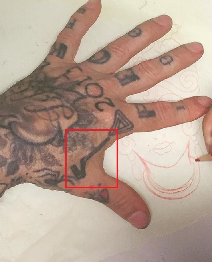 tatouage à la main oliver peck